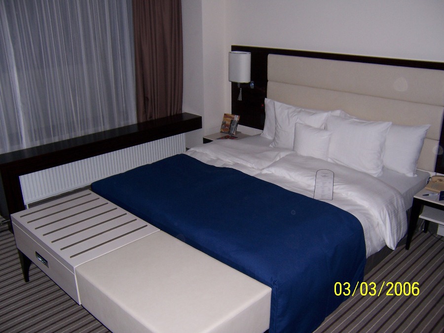 Ihr Spezialist für Sanierung und Verlegen von Fußböden, Unterböden und Estrich sowie Parkett, Laminat, Teppichboden und anderen Bodenbelägen in Neutraubling, Arabella-Sheraton