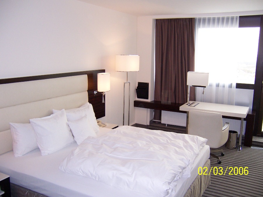 Ihr Spezialist für Sanierung und Verlegen von Fußböden, Unterböden und Estrich sowie Parkett, Laminat, Teppichboden und anderen Bodenbelägen in Neutraubling, Arabella-Sheraton