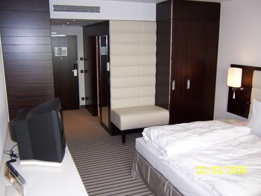 Ihr Spezialist für Sanierung und Verlegen von Fußböden, Unterböden und Estrich sowie Parkett, Laminat, Teppichboden und anderen Bodenbelägen in Neutraubling, Arabella-Sheraton